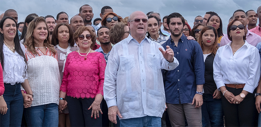 Hipólito Mejía bailando en la calle El Conde