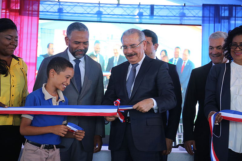 Danilo Medina inaugura escuelas y estancias