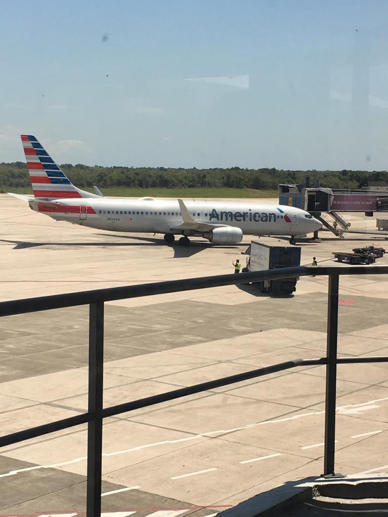 Avión de American Airlines recoge pasajeros estaban varados por suspensión de vuelos