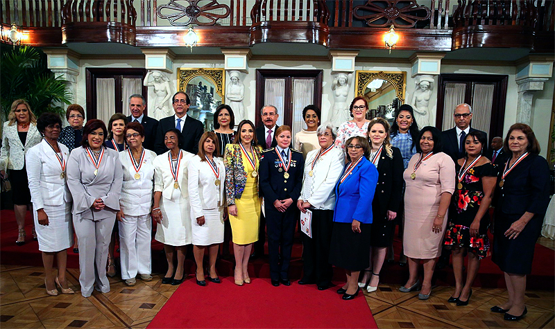 Danilo Medina reconoce a 14 mujeres dominicanas