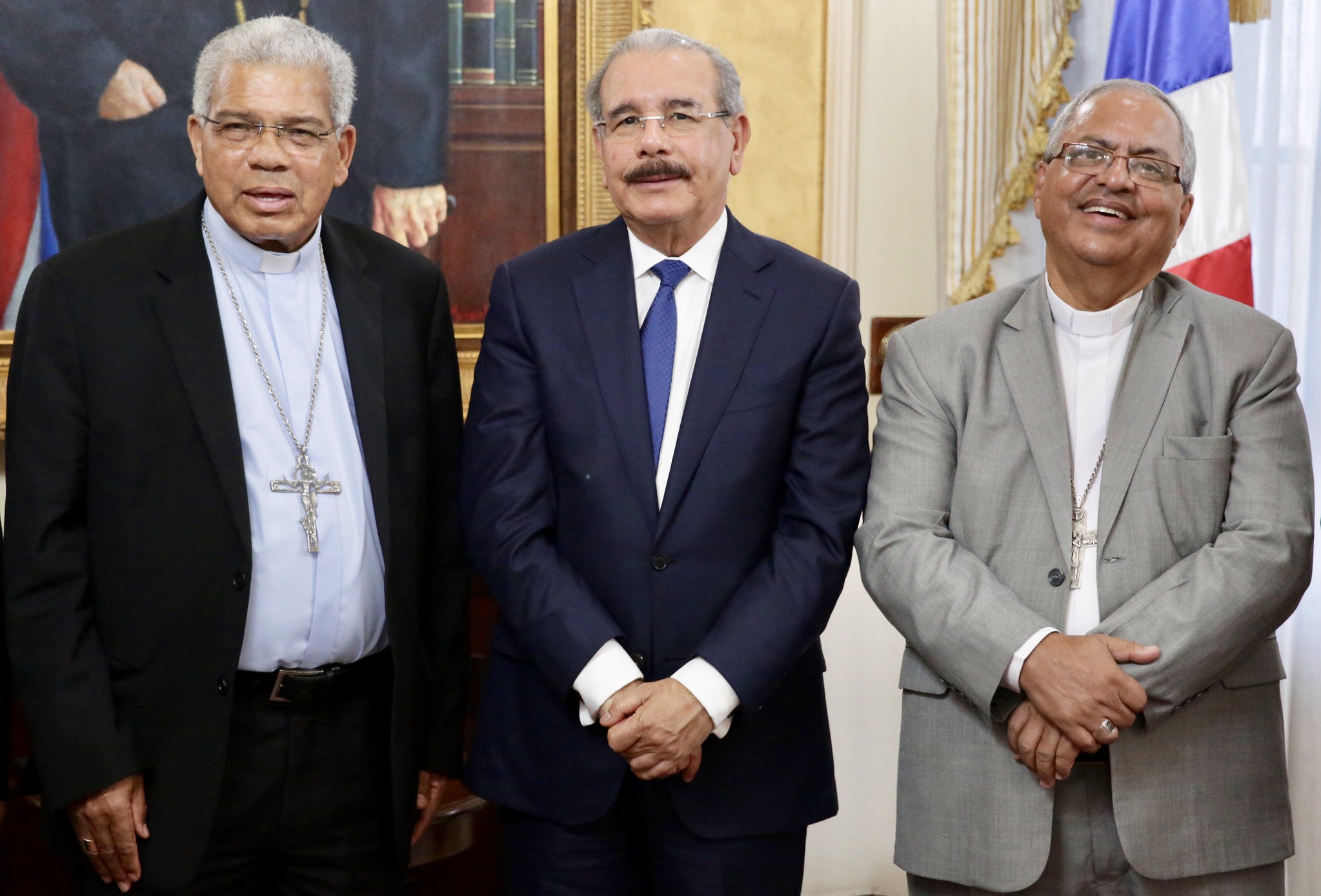 Presidente Medina sostiene encuentro de trabajo con el arzobispo Metropolitano de Santo Domingo