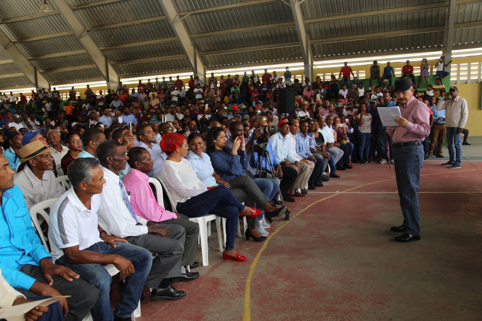 Danilo Medina acude en auxilio de productores de aguacates