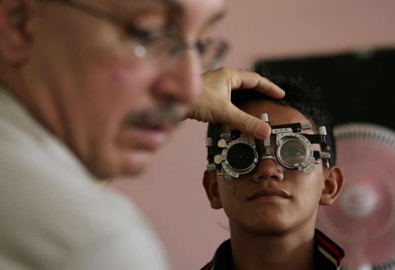 Dominicanos de bajos ingresos reciben atención en salud visual en Puerto Rico
