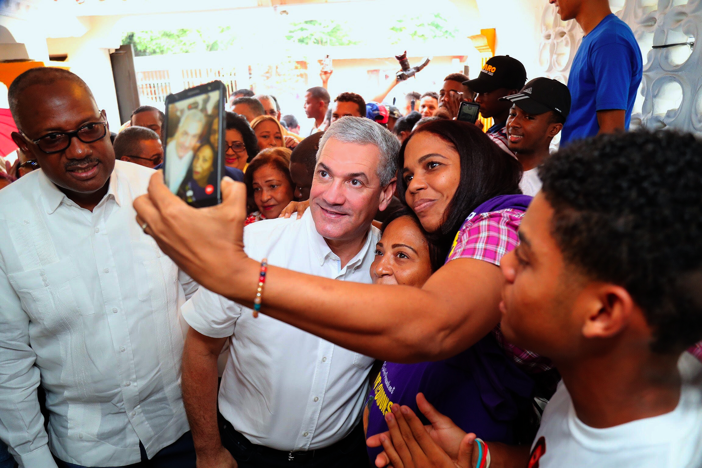 Gonzalo Castillo realiza recorrido por Santo Domingo Este