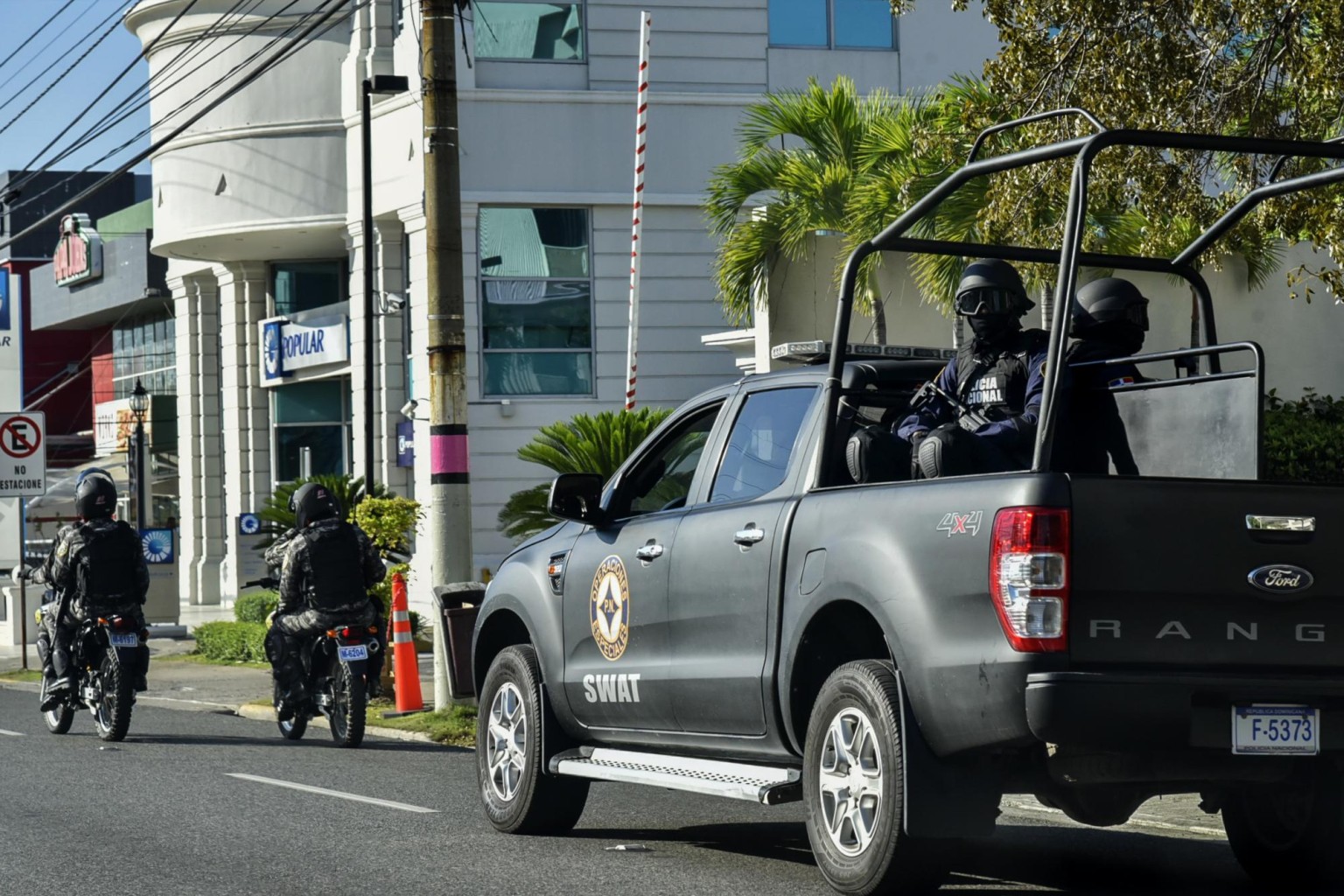 Policía busca matadores de capitán y civil