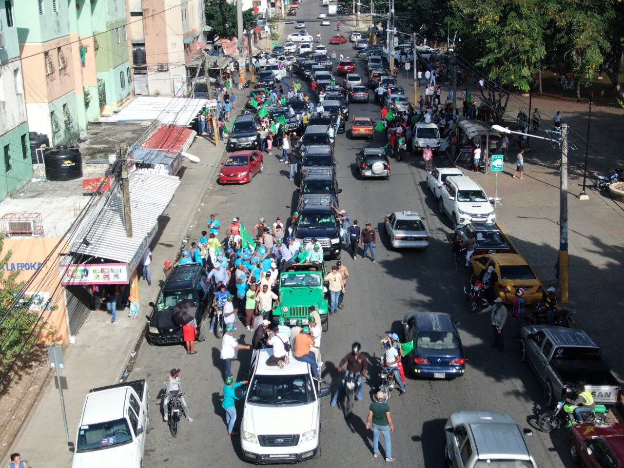 Con poca gente, Leonel Fernández encabeza caravana