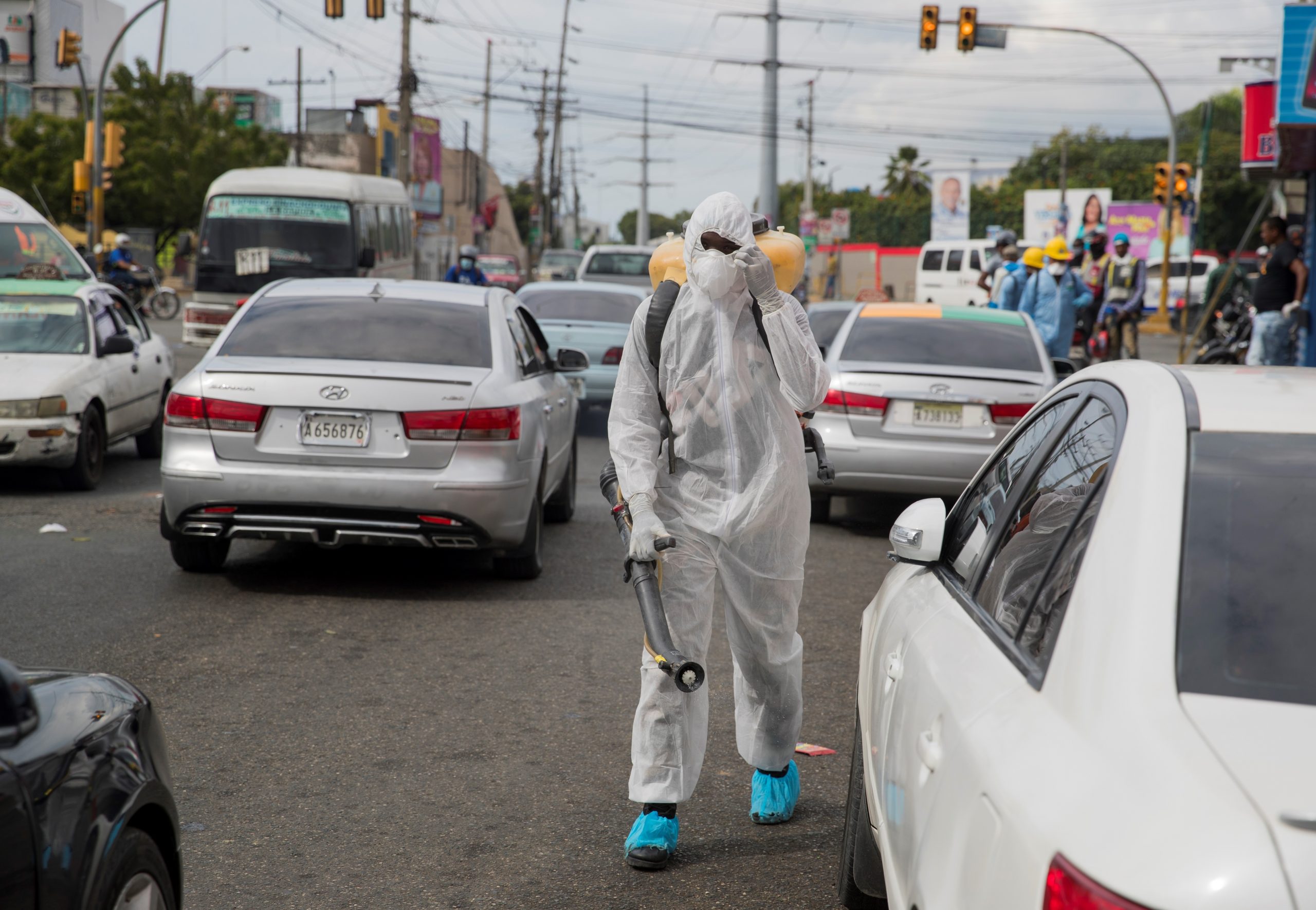 Joselito realiza operativo de limpieza y fumigación en SDE