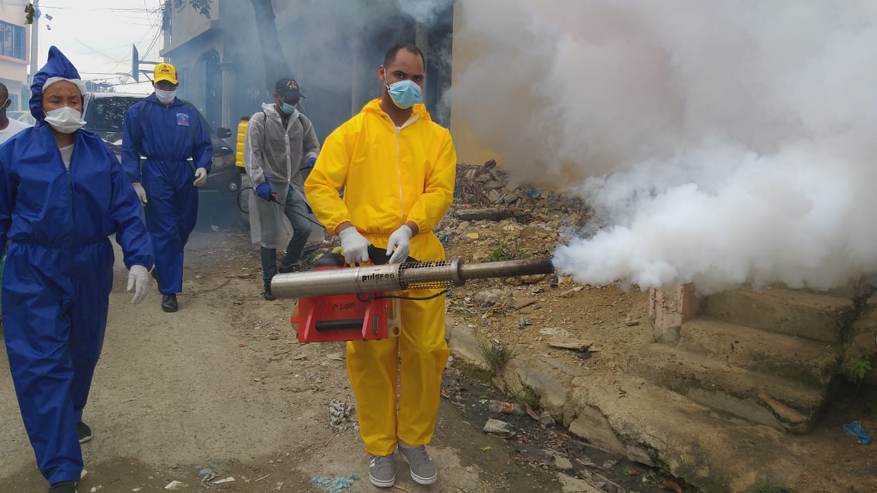 Santo Jiménez continúa realizando operativos de limpieza y fumigación