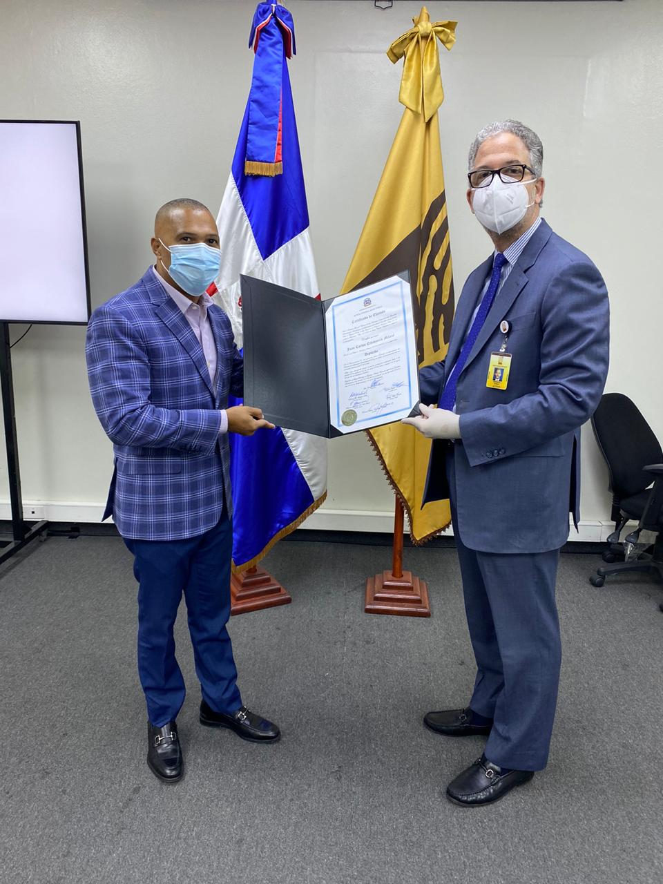 Joselito recibe certificado de elección