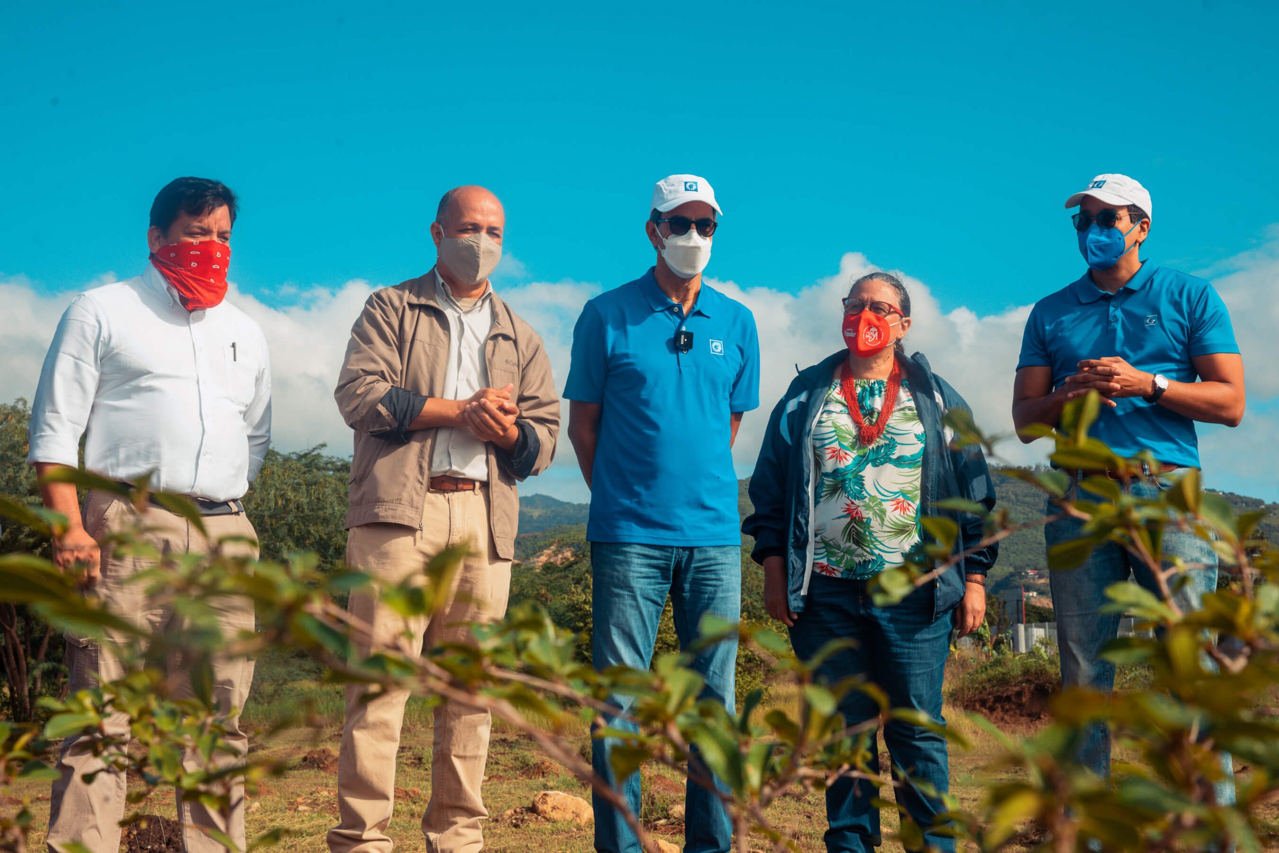 Empleados del Grupo Popular siembran 600 mangles en el Jardín Botánico de Santiago