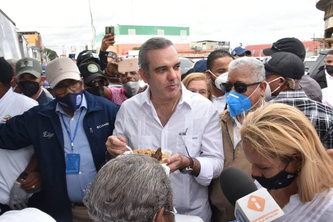 Presidente elogia comida que sirven los Comedores Económicos del Estado