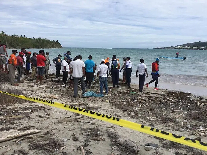 Hallan cadáver de hombre flotando en el mar