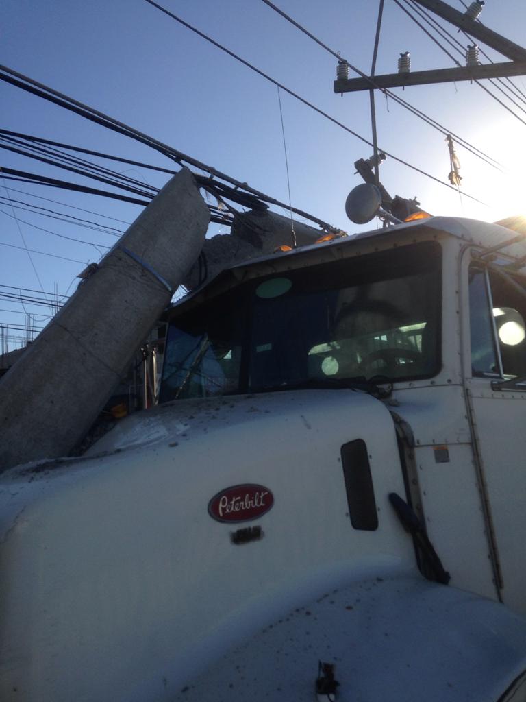 Camion choca con un poste de electricidad y provoca averia