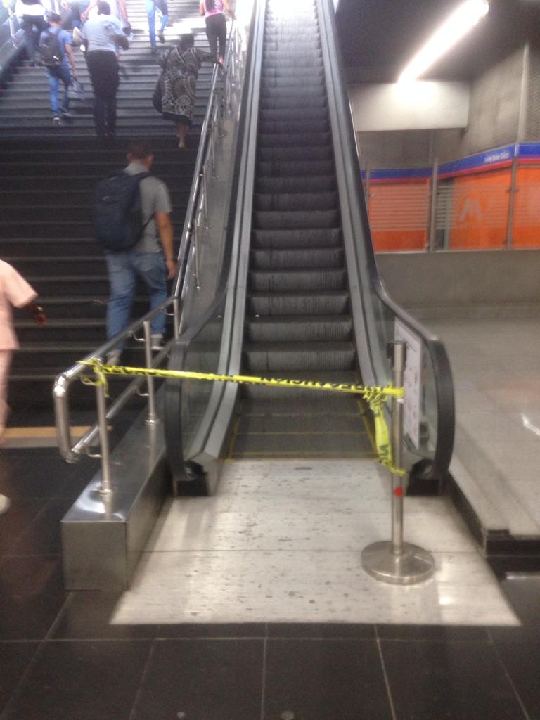 Usuarios del Metro de Santo Domingo denuncian escalera lleva cerca de un mes fuera de servicio