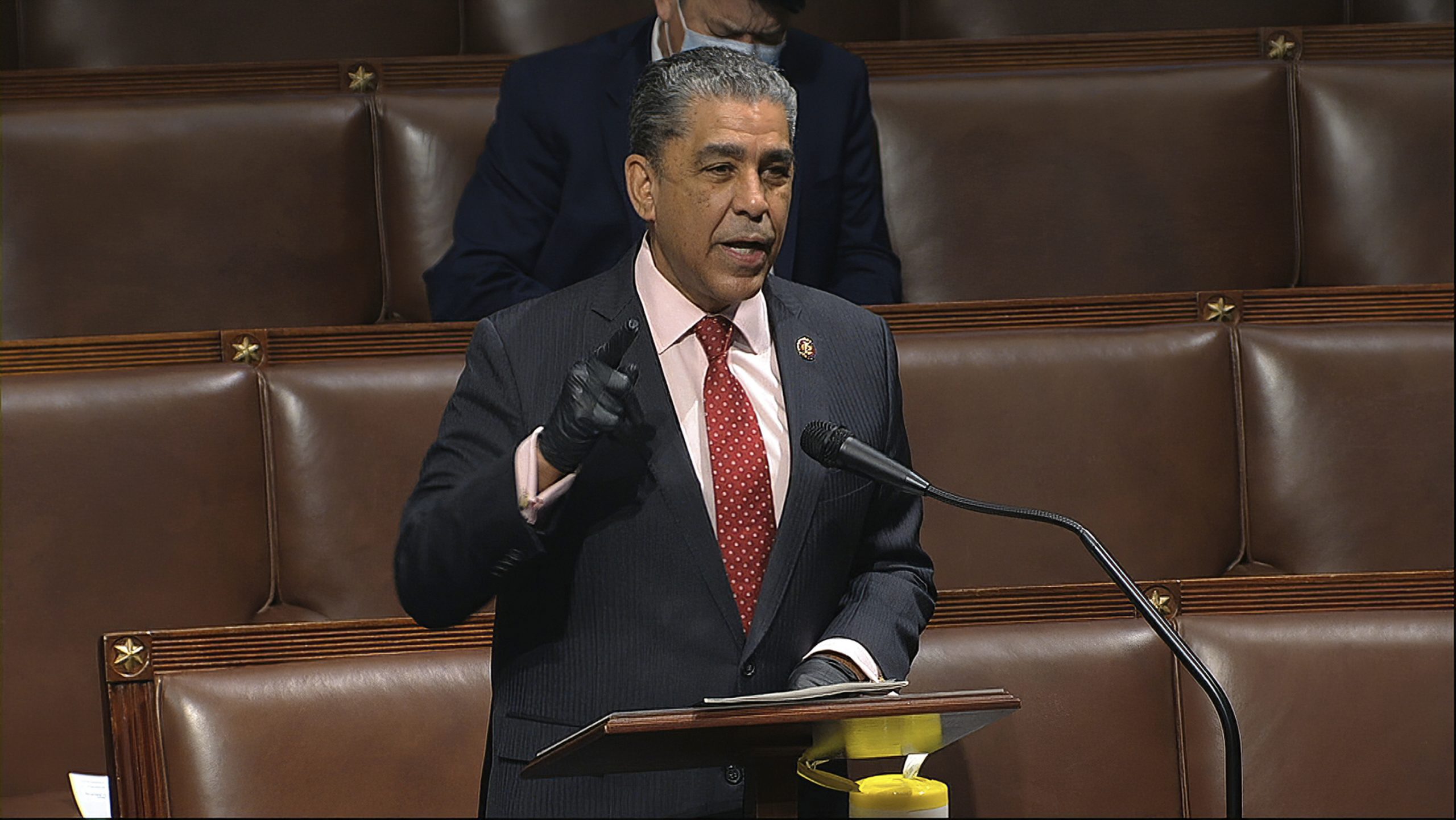 Adriano Espaillat da positivo al coronavirus