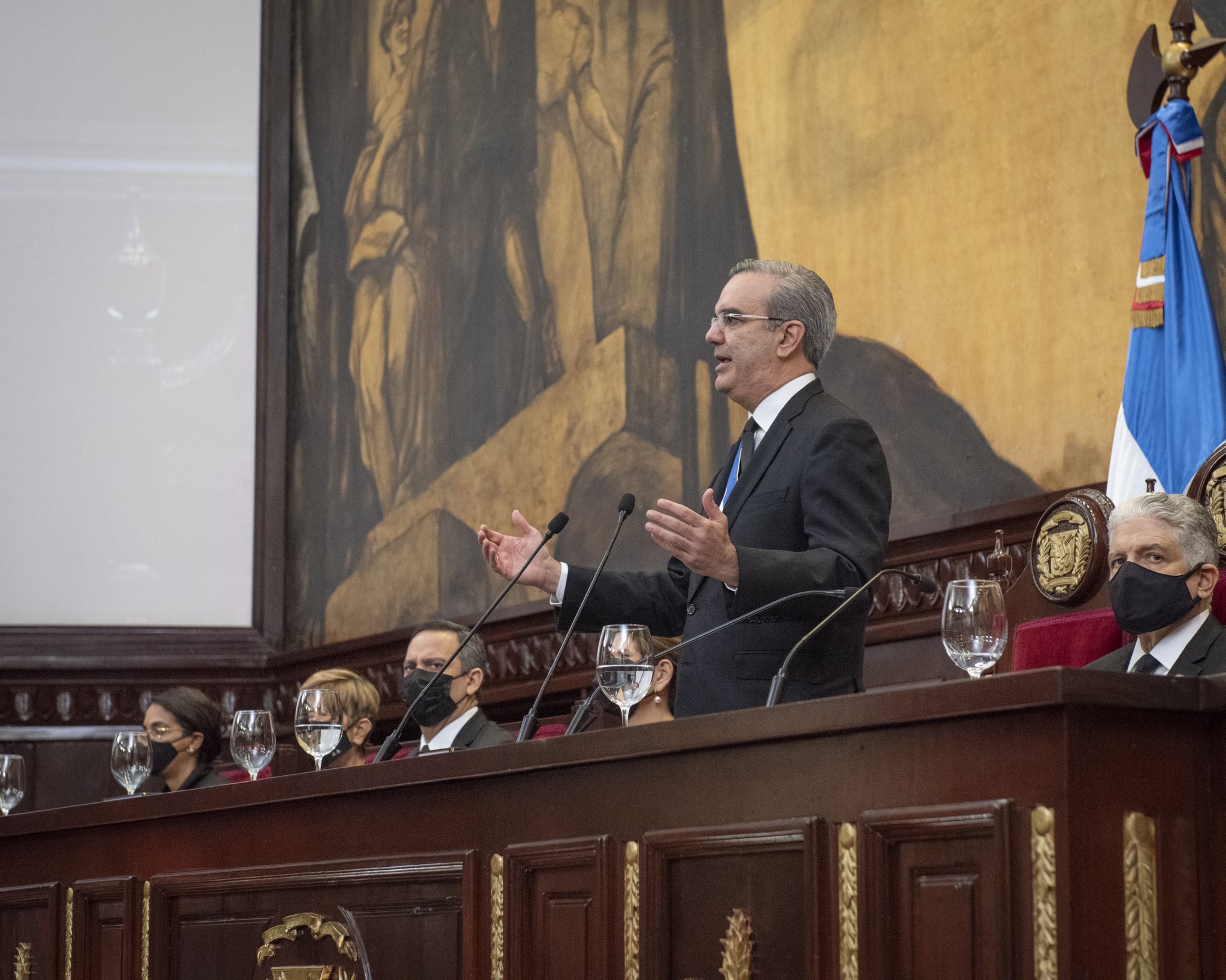 República Dominicana estudia contrato