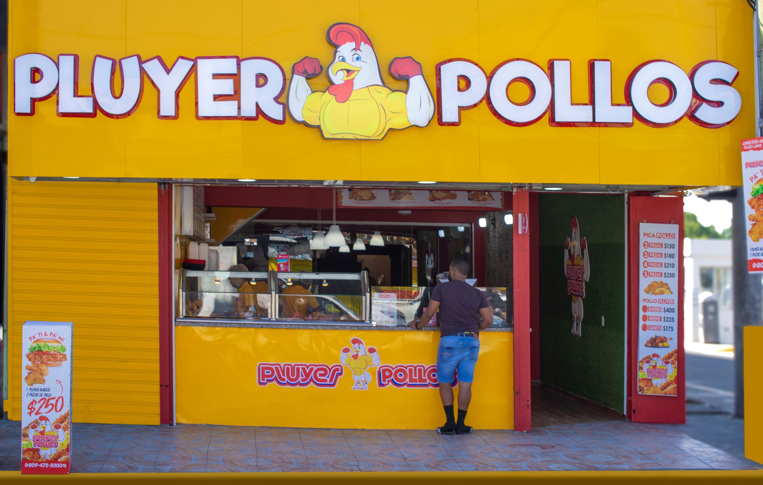 Pluyer Pollos inaugura nueva sucursal en Santo Domingo Este