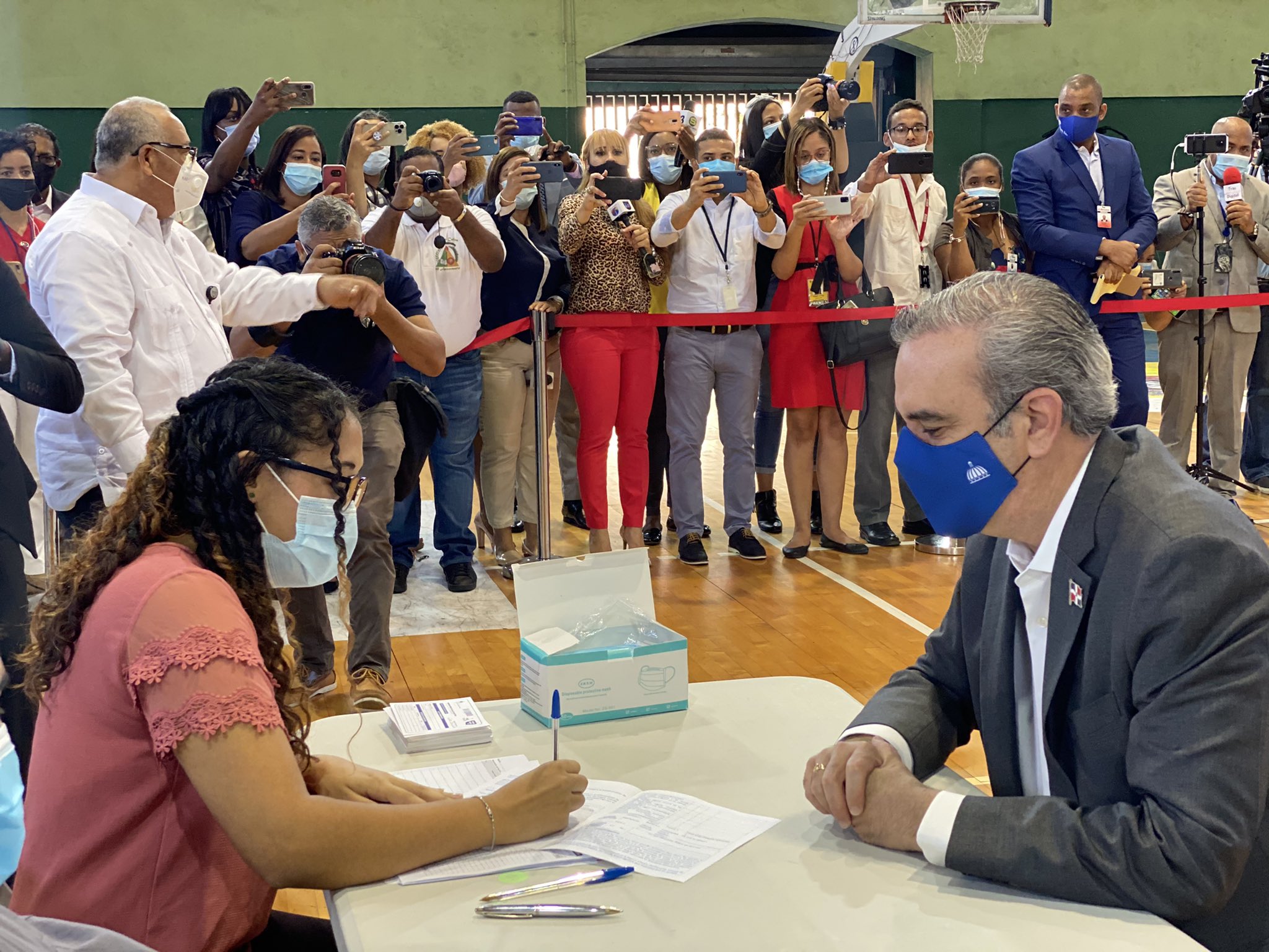 Presidente dominicano defiende la eficacia de la tercera dosis de la vacuna