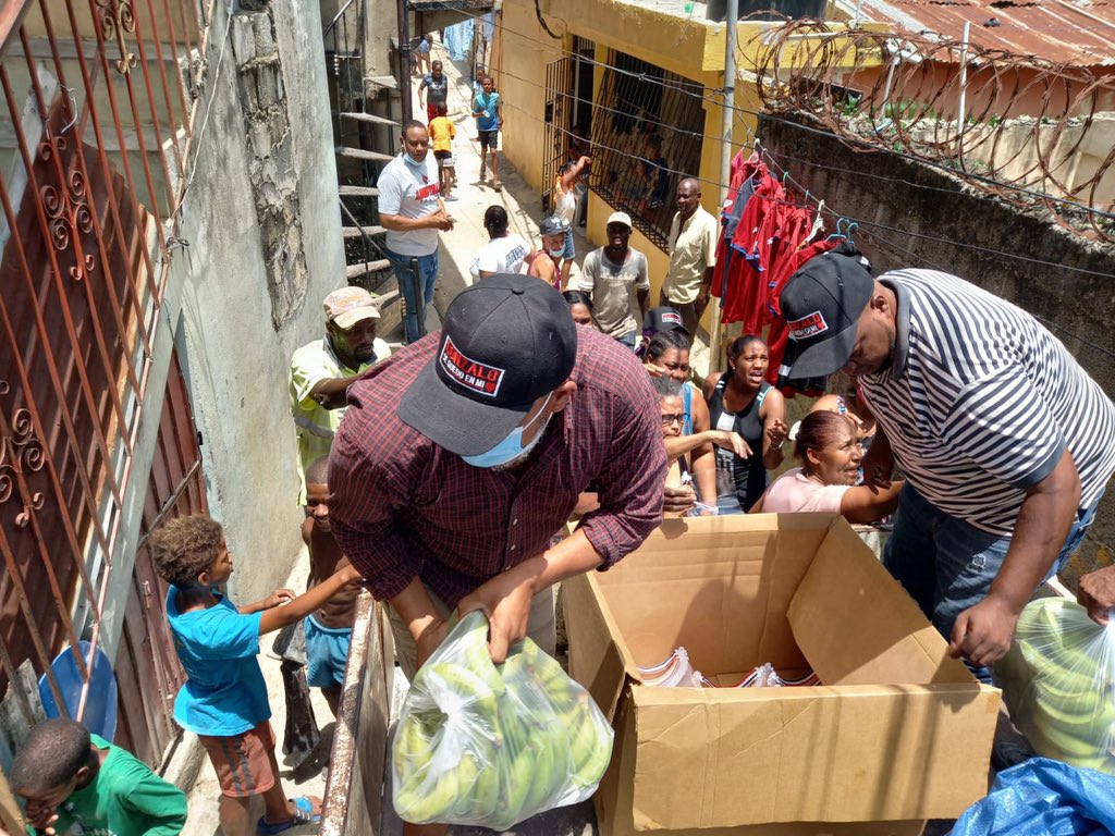 Gonzalo Castillo acude en auxilio de familias pobres