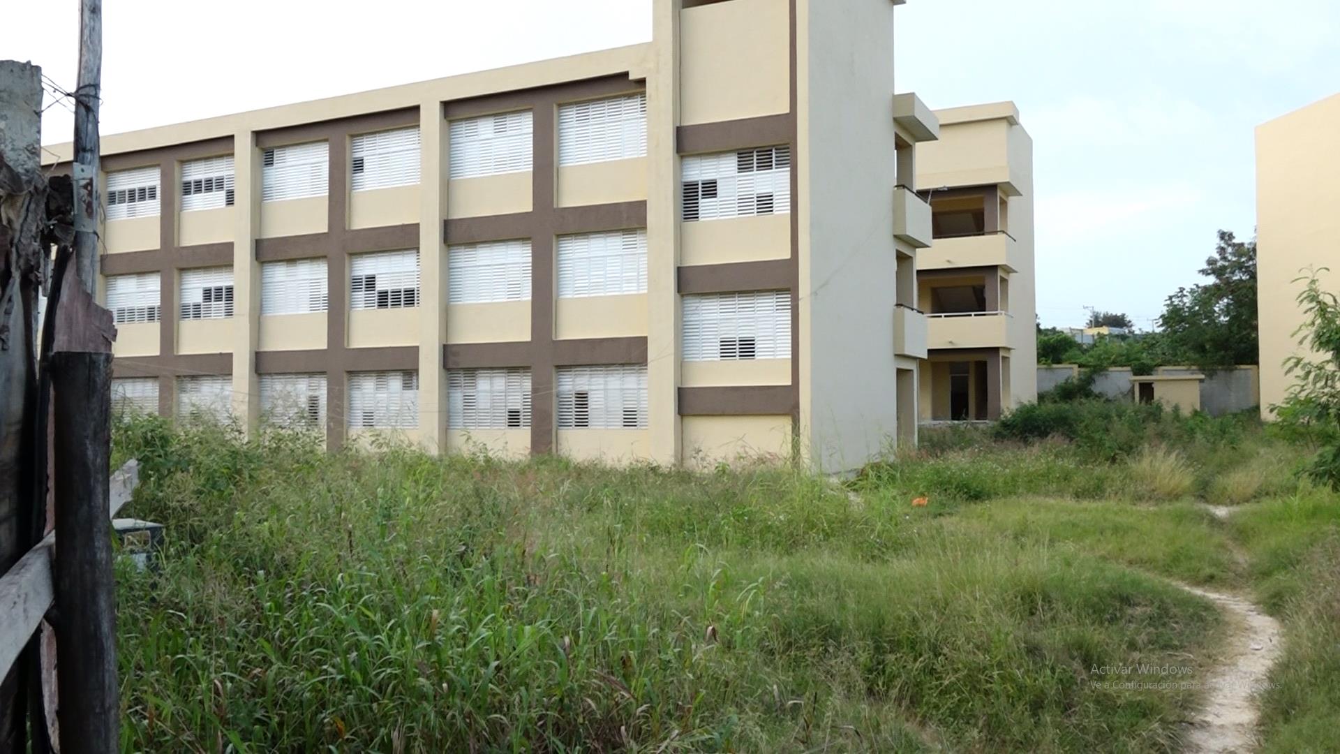 Policía Nacional desaloja haitianos invadieron liceo en construcción