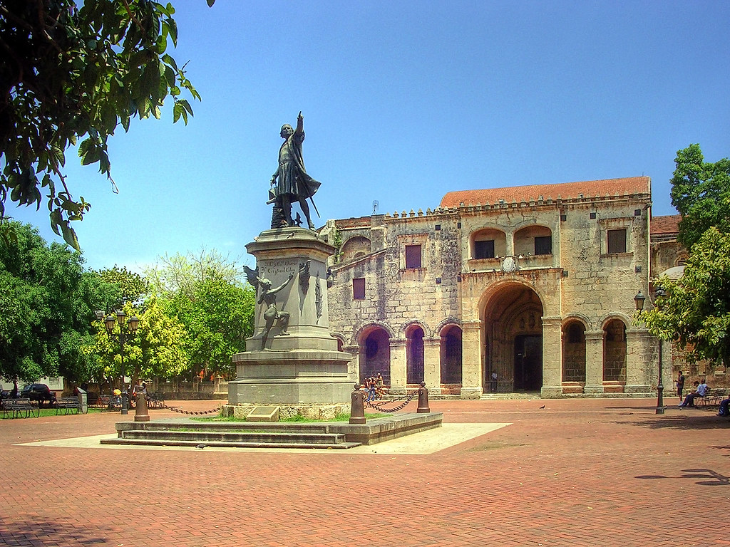 Una veintena de dominicanos protestan para pedir retirada de estatua de Colón