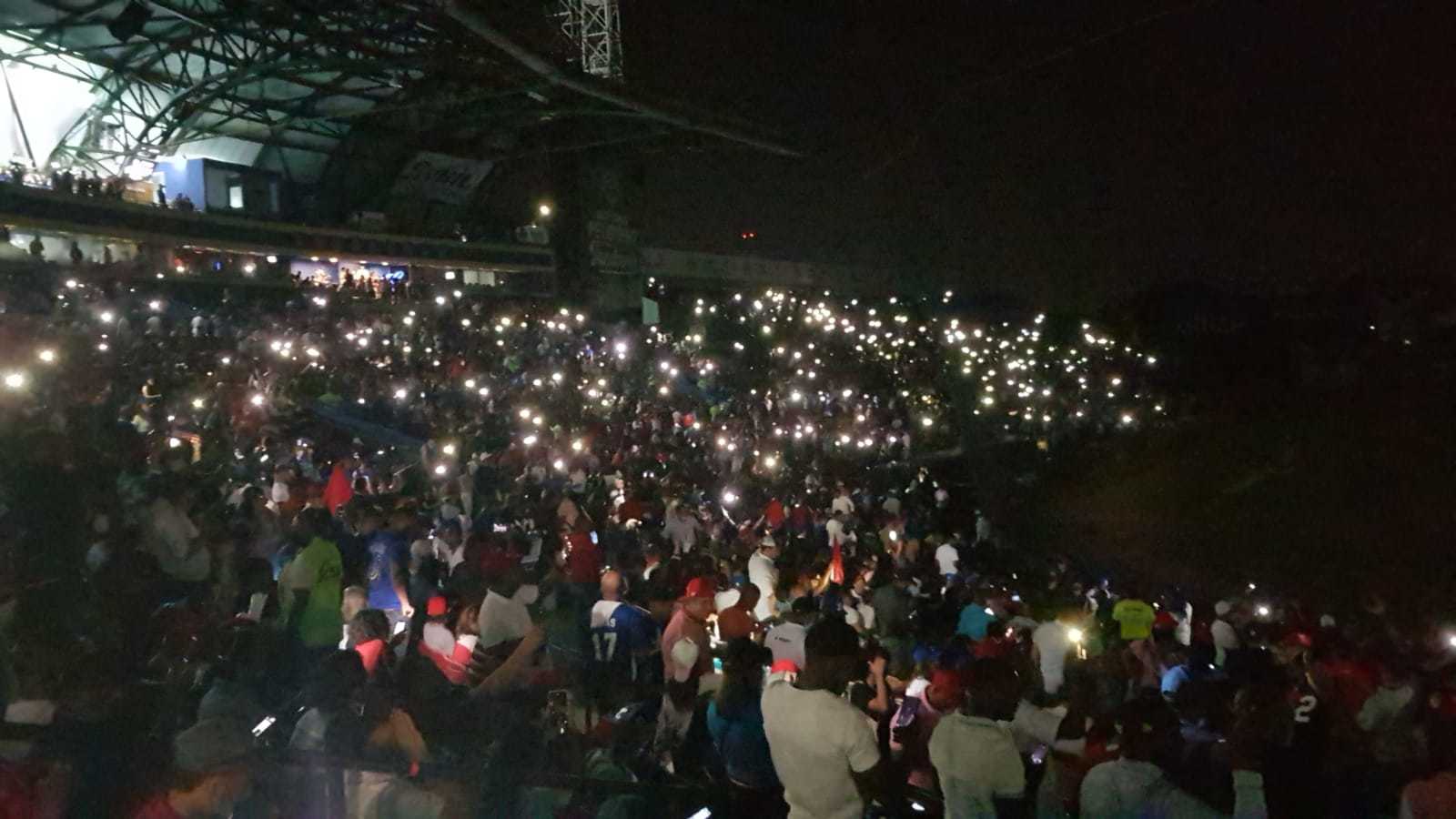 Globos provocaron apagón en el Estadio Quisqueya