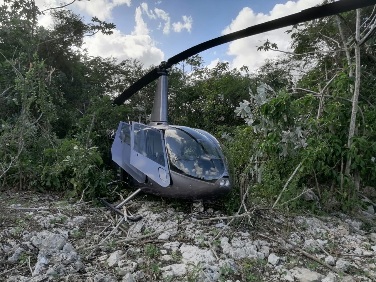 Helicóptero de Helidosa realiza aterrizaje de precaución