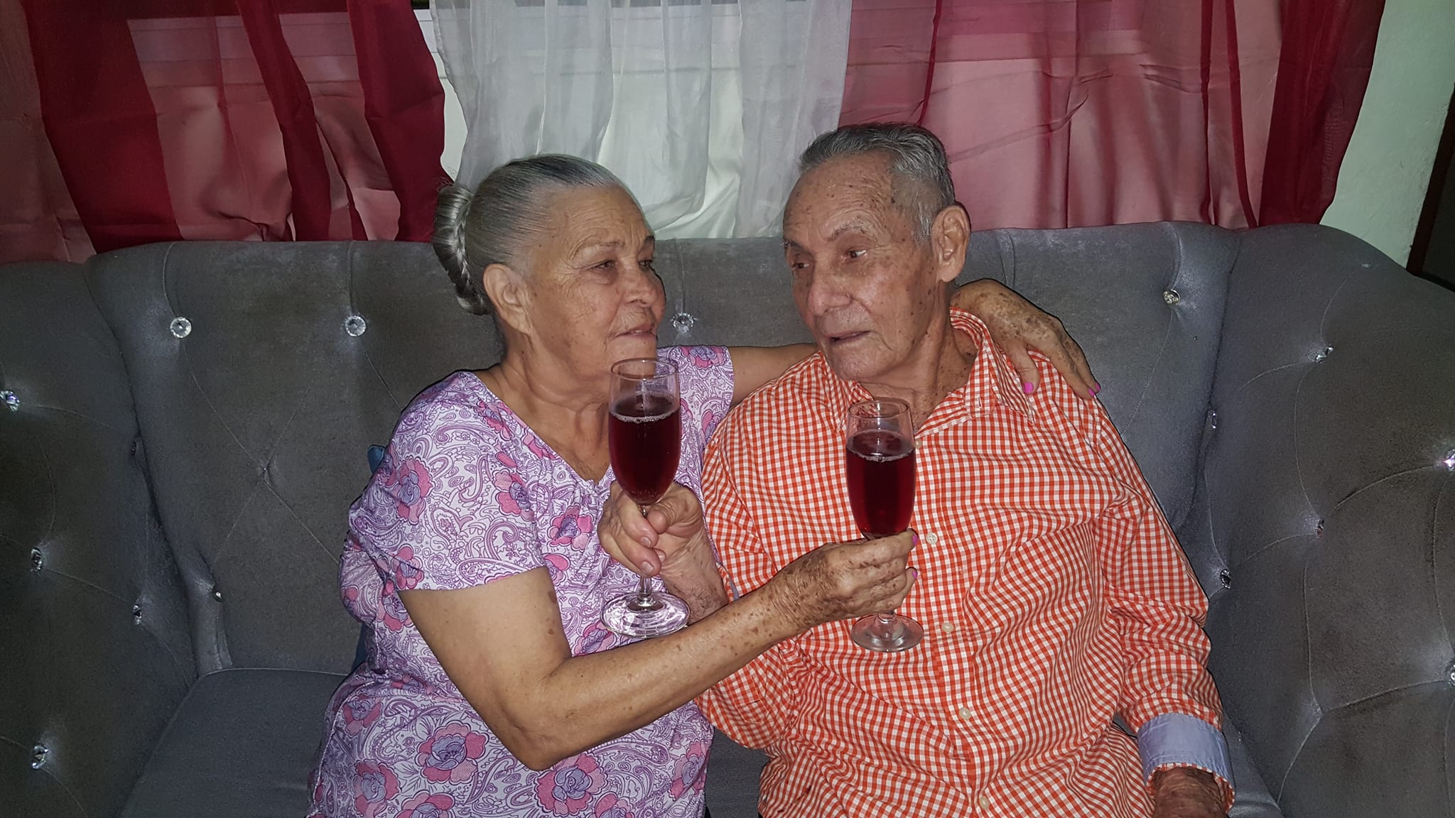Pareja celebra 56 años de casados con tierna sesión de fotos