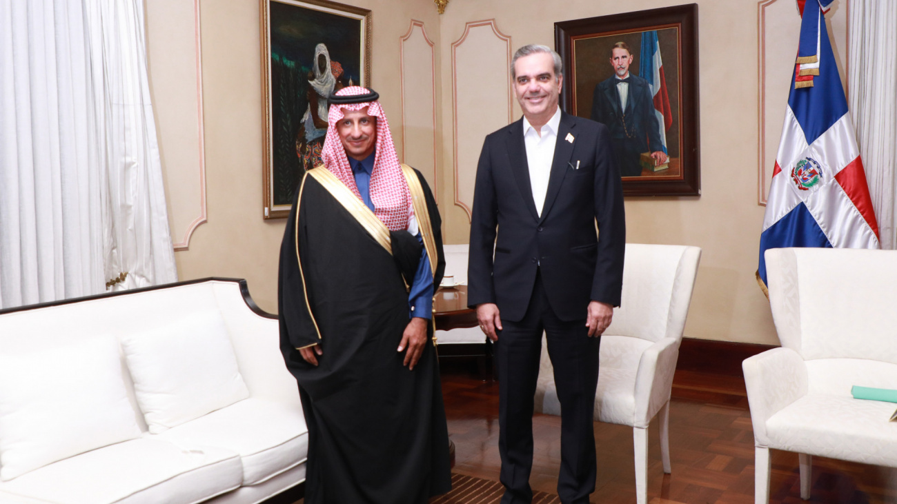 Presidente Abinader recibe en su despacho al ministro de Turismo de Arabia Saudita