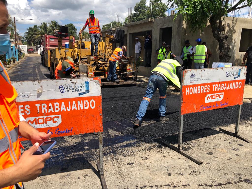 Obras Públicas inicia asfaltado de calles en La Victoria