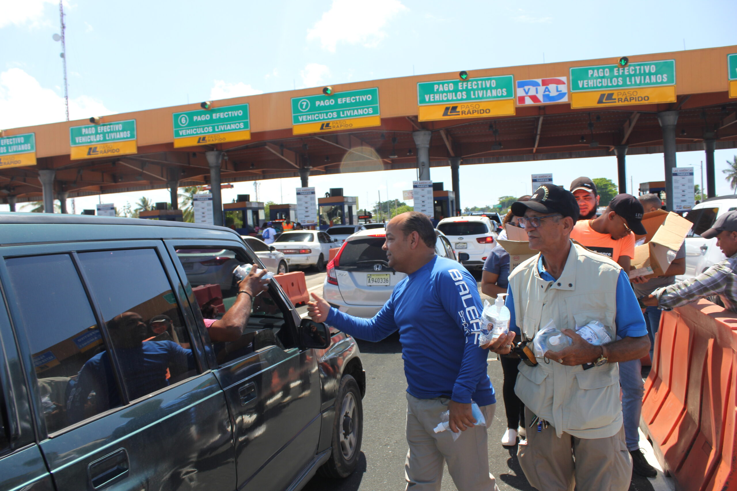 Ludwig Álvarez distribuye cientos de botiquines de primeros auxilios