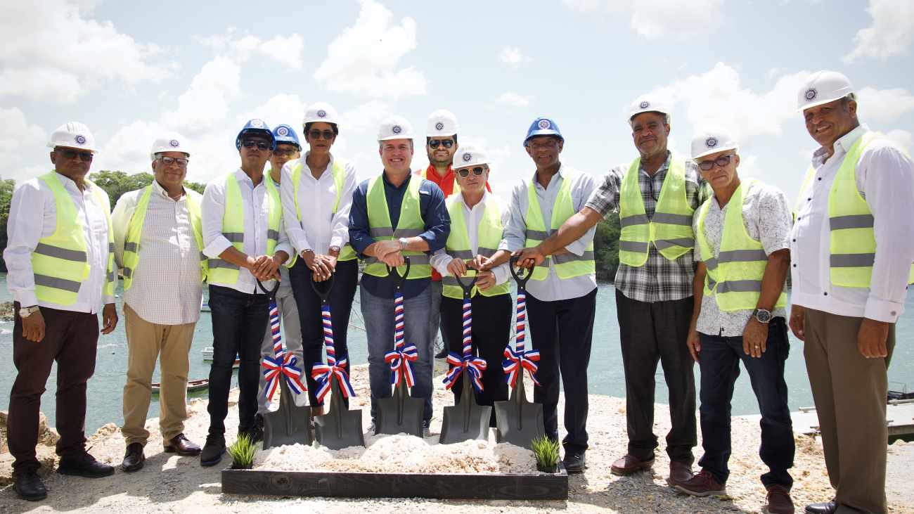 Director de APORDOM da primer picazo para la construcción de muelle pesquero en Boca de Yuma