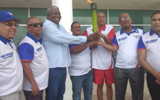 Alcalde recibe la Antorcha de los “Juegos Deportivos Los Mina 2022″