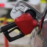 Gobierno baja precios de los combustibles