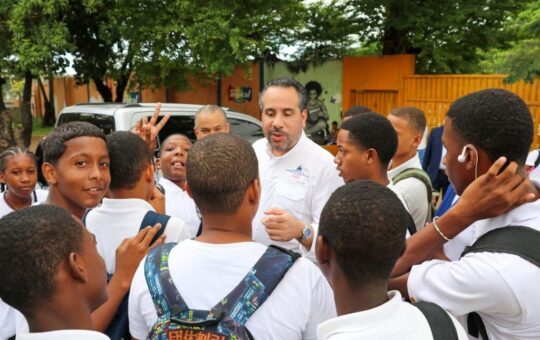 INEFI entrega utilería deportiva al Liceo Fabio Amable Mota