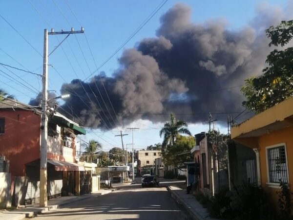 Se registra incendio en depósito de gomas en El Almirante