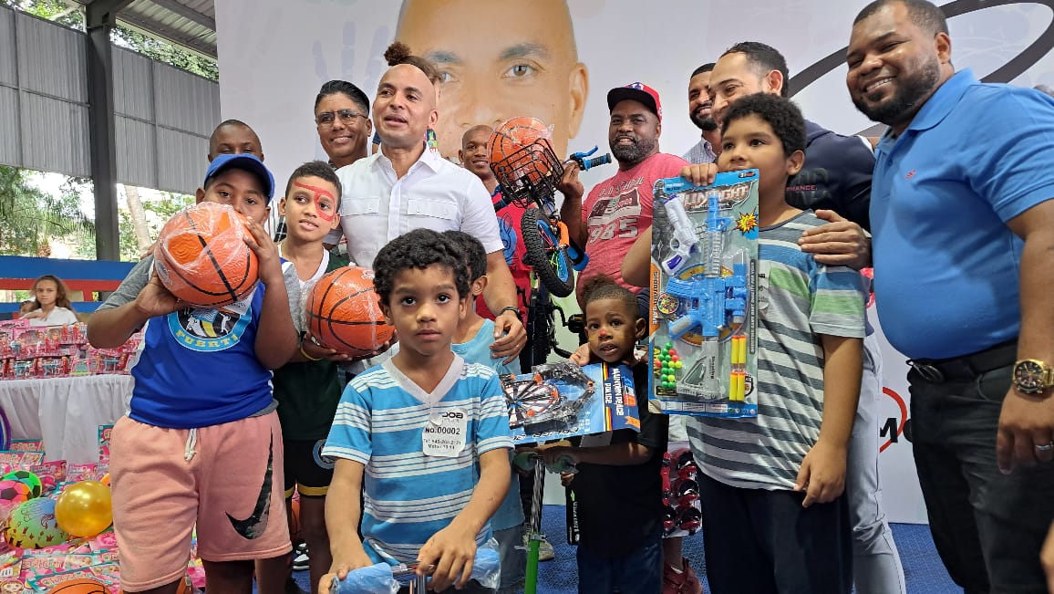 Elmin Noboa entrega juguetes a niños y niñas residentes en Santo Domingo Este