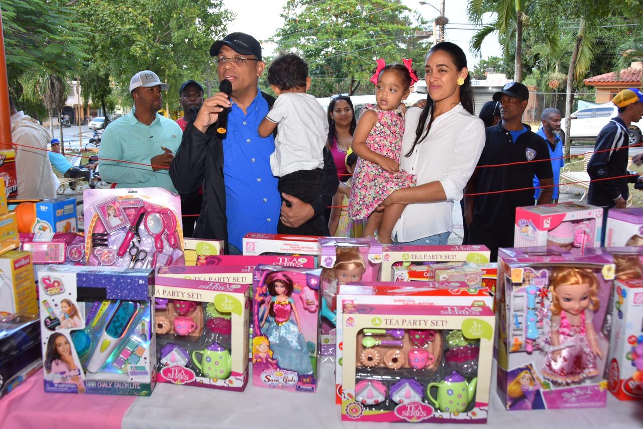 Mérido Torres entrega juguetes a miles de niños y niñas