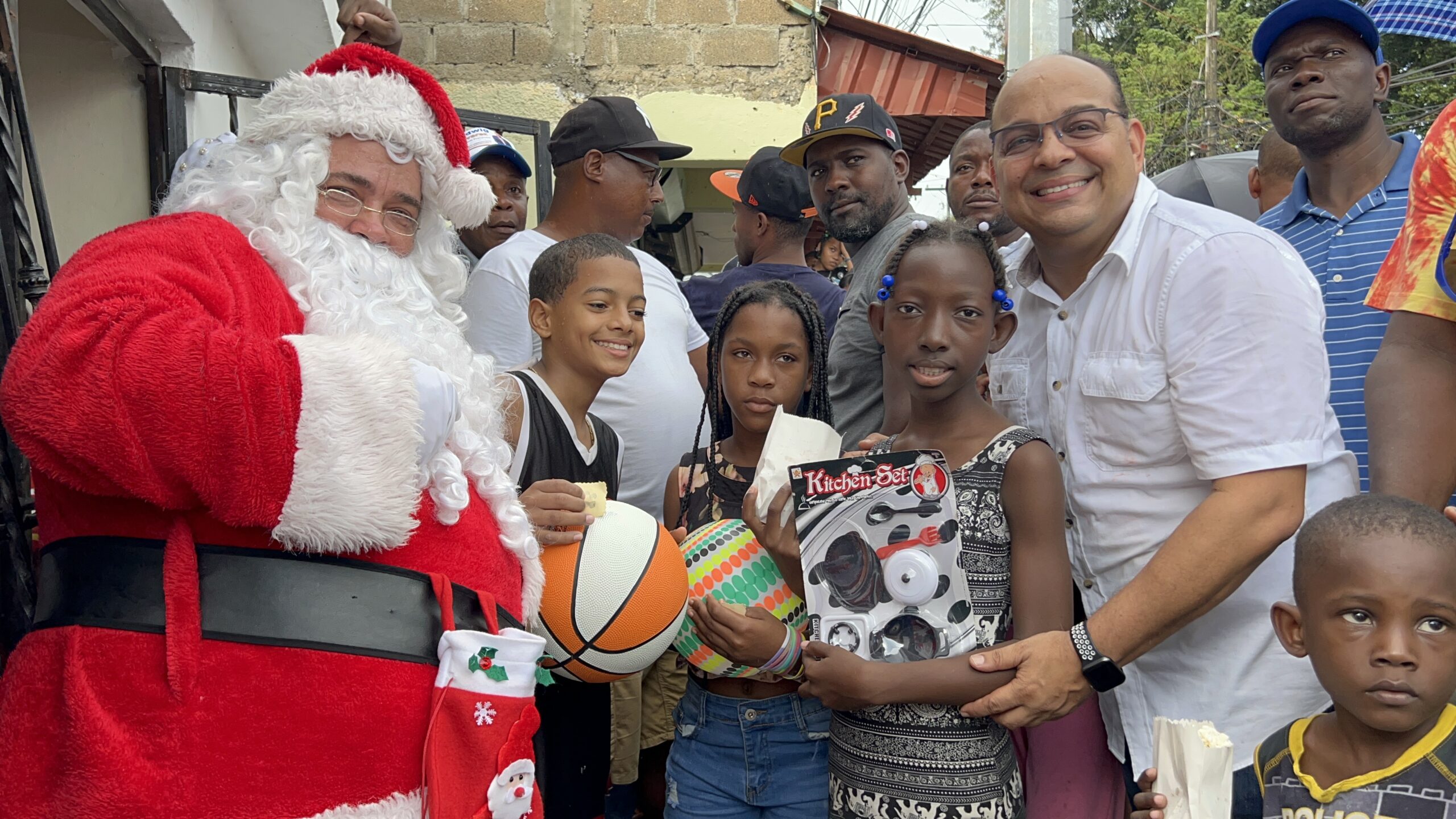 Ludwig Álvarez entrega juguetes a niños y niñas residentes en Santo Domingo Este