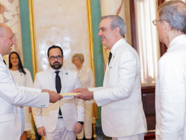 Presidente Abinader recibe cartas credenciales de siete nuevos embajadores