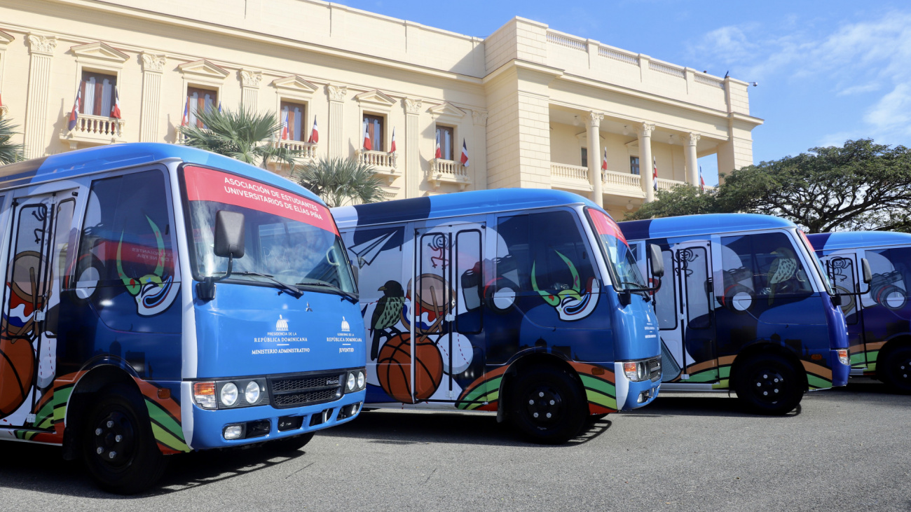 Presidente entrega 50 autobuses a asociaciones de estudiantes universitarios