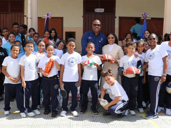 INEFI entrega utilería deportiva al Colegio Santa Clara