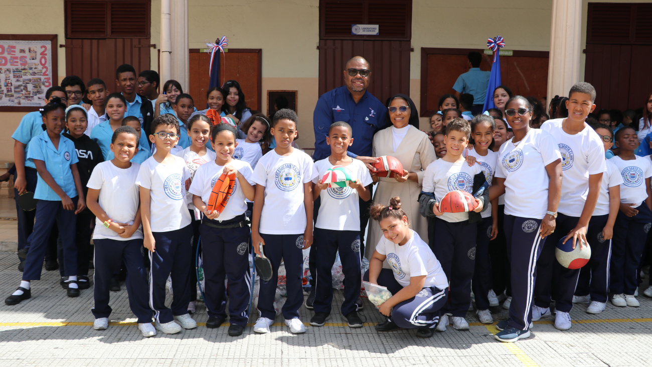 INEFI entrega utilería deportiva al Colegio Santa Clara