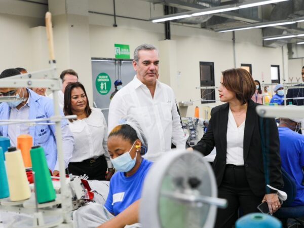 Presidente asiste acto de inauguración de la tercera planta de Gildan