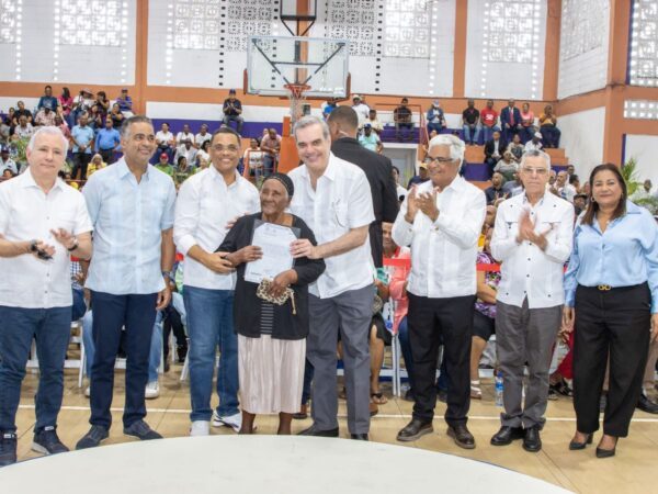 Presidente entrega 560 nuevos títulos de propiedad en Santo Domingo Este