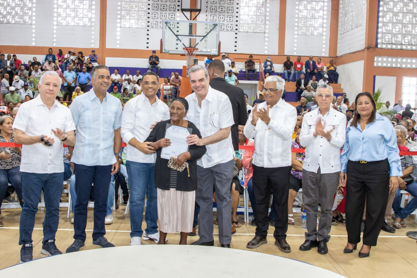 Presidente entrega 560 nuevos títulos de propiedad en Santo Domingo Este