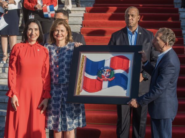 Vicepresidenta encabeza homenaje a la bandera nacional