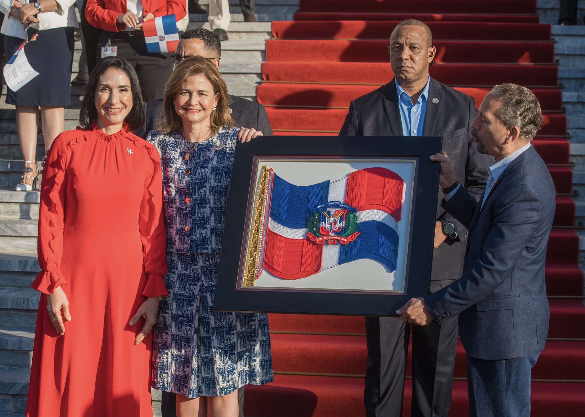 Vicepresidenta encabeza homenaje a la bandera nacional