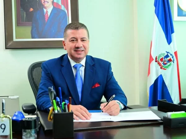 César Fernández asegura presidente inauguró la Circunvalación de Azua inconclusa