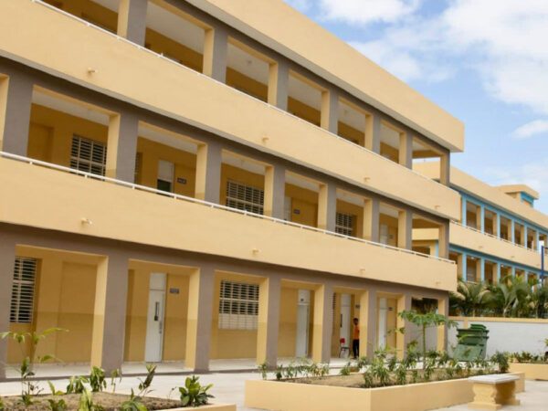 Presidente Abinader inaugura liceo en SDE